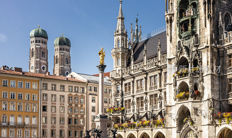 慕尼黑的玛丽安广场，市政厅，钟琴，玛丽安圆柱，背景是圣母教堂(Frauenkirche - Munich cathedral)